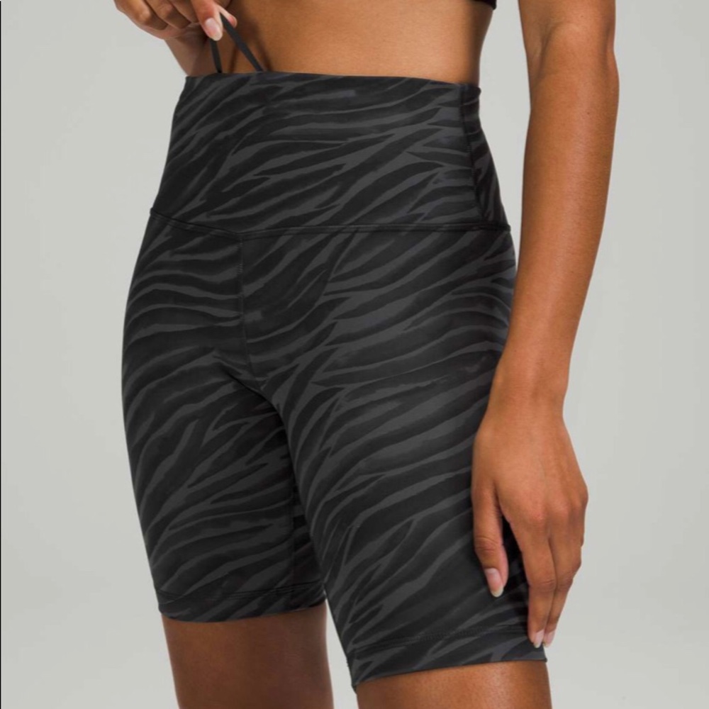 Lululemon Wunder Train High Rise Short 8"
Le Tigre Camo Deep Coal Multi size 4